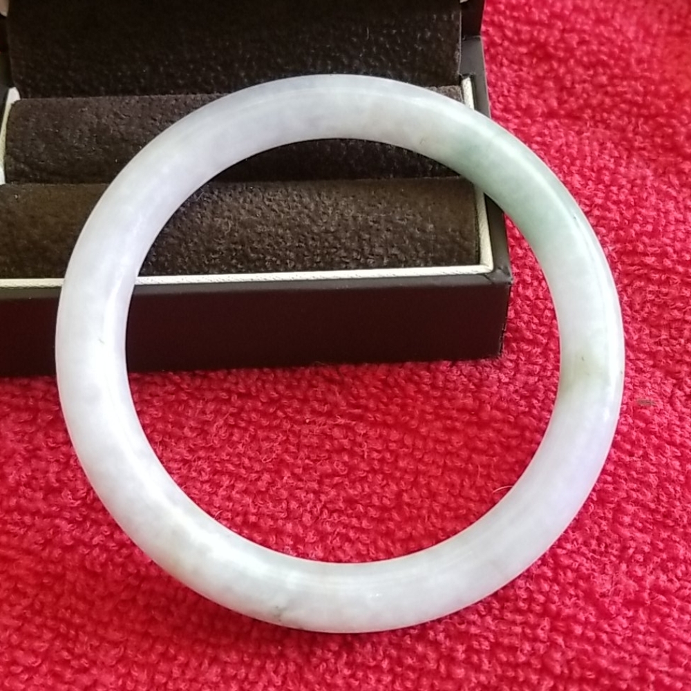 Elegant Jade Bangle Bracelet